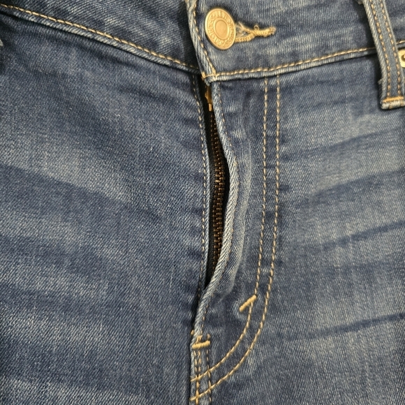 ⭐️40% Off⭐️ Levi's Boyfriend Skinny with Distressed Stitched Patch - Picture 5 of 15